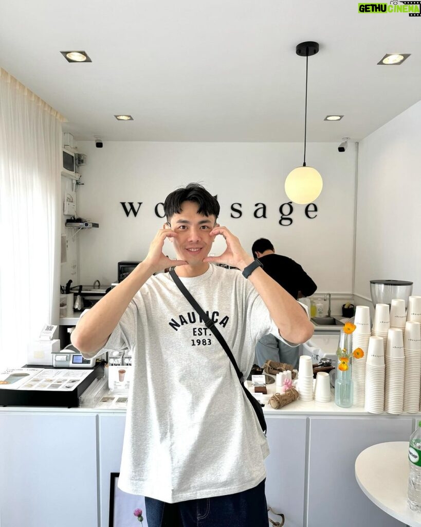 Lee Charles Instagram - 飯店旁邊不小心發現的cafe #woodsage 拿鐵120泰銖 不酸不苦入口絲滑順暢 秒喝爆(奪渴？ 裝潢簡單俐落 白白淨淨 採光明亮 適合拍照打卡發ig 🤣 來曼谷我都用 @joytel_tw 上網 eSIM安裝方便 大家在拔卡換卡插卡 你已經在ig發限動了 真心推推👐🏻 #bkk #bangkok #joytel Woodsage cafe