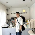 Lee Charles Instagram - 飯店旁邊不小心發現的cafe #woodsage 拿鐵120泰銖 不酸不苦入口絲滑順暢 秒喝爆(奪渴？ 裝潢簡單俐落 白白淨淨 採光明亮 適合拍照打卡發ig 🤣 來曼谷我都用 @joytel_tw 上網 eSIM安裝方便 大家在拔卡換卡插卡 你已經在ig發限動了 真心推推👐🏻 #bkk #bangkok #joytel Woodsage cafe
