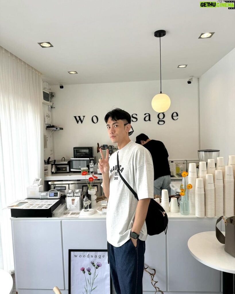 Lee Charles Instagram - 飯店旁邊不小心發現的cafe #woodsage 拿鐵120泰銖 不酸不苦入口絲滑順暢 秒喝爆(奪渴？ 裝潢簡單俐落 白白淨淨 採光明亮 適合拍照打卡發ig 🤣 來曼谷我都用 @joytel_tw 上網 eSIM安裝方便 大家在拔卡換卡插卡 你已經在ig發限動了 真心推推👐🏻 #bkk #bangkok #joytel Woodsage cafe