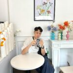 Lee Charles Instagram - 飯店旁邊不小心發現的cafe #woodsage 拿鐵120泰銖 不酸不苦入口絲滑順暢 秒喝爆(奪渴？ 裝潢簡單俐落 白白淨淨 採光明亮 適合拍照打卡發ig 🤣 來曼谷我都用 @joytel_tw 上網 eSIM安裝方便 大家在拔卡換卡插卡 你已經在ig發限動了 真心推推👐🏻 #bkk #bangkok #joytel Woodsage cafe