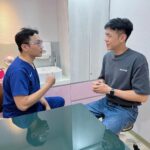 Lee Charles Instagram - 前陣子生活太慵懶 不禁胖到一個從來沒看過的數字 後來下定決心 要在夏天前瘦下來 開始認真運動認真飲食 確實瘦了 但肚子周圍的油脂感覺依舊揮之不去🥲 這時尋求了科技的幫忙 找到了 @安妞美學診所 他們介紹 StarFormer #星肌動科技 給我 可以非侵入式的雕塑體態 利用多頻磁能科技讓我們能在30分鐘內讓肌肉運動20000-30000次 太神奇了吧！？ 躺著就能做運動的感覺！ 如此高效的HIIT訓練 勢必能夠讓我隱藏在體內的小腹肌重見天日！？ 第一次去安妞時還覺得緊張 但是 #徐和遠醫師 的專業與幽默 徹底讓我瞭解星肌動科技並且消除我內心的小緊張 Btw #古亭安妞 裡的裝潢 簡直不要太好拍 簡約大方的韓系風格 那面莫蘭迪粉色系的網美牆 我本人也淪陷了 拍到北叮北噹🤣 護理師小姐姐們都親切又專業 每次去都像老朋友般地閒聊互動 大家一定很好奇做起來是什麼樣的感受？ 大概的感覺就像你躺在床上 但是有機器幫你完成了數以千計的仰臥起坐 過程中的感覺就像在坐仰臥起坐的感覺 隨著強度的不同 腹部痠緊的程度不同 躺著休息30分鐘 也同時完成了30分鐘的腹部肌肉運動 但是你不熱也不喘 看起來是不是很神奇？ 他就是這麼神奇 每一次的課程結束 隔天腹部都會有做了幾百下仰臥起坐的感覺 體驗完了八次課程 我自己確實能感受到腹部變緊實了 線條也明顯一些了 當然除了星肌動的幫助以外 我自己也是盡量保持一週運動三次 飲食方面也會特別注意 千萬不要以為做了星肌動 就可以餐餐鹽酥雞麻辣火鍋 適當的運動及健康飲食搭配星肌動 才能讓你真的實現腹肌自由唷 可以參考，安妞美學診所的官網 👇 https://bit.ly/3OKN7Zd @annyeong_ig
