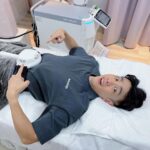 Lee Charles Instagram - 前陣子生活太慵懶 不禁胖到一個從來沒看過的數字 後來下定決心 要在夏天前瘦下來 開始認真運動認真飲食 確實瘦了 但肚子周圍的油脂感覺依舊揮之不去🥲 這時尋求了科技的幫忙 找到了 @安妞美學診所 他們介紹 StarFormer #星肌動科技 給我 可以非侵入式的雕塑體態 利用多頻磁能科技讓我們能在30分鐘內讓肌肉運動20000-30000次 太神奇了吧！？ 躺著就能做運動的感覺！ 如此高效的HIIT訓練 勢必能夠讓我隱藏在體內的小腹肌重見天日！？ 第一次去安妞時還覺得緊張 但是 #徐和遠醫師 的專業與幽默 徹底讓我瞭解星肌動科技並且消除我內心的小緊張 Btw #古亭安妞 裡的裝潢 簡直不要太好拍 簡約大方的韓系風格 那面莫蘭迪粉色系的網美牆 我本人也淪陷了 拍到北叮北噹🤣 護理師小姐姐們都親切又專業 每次去都像老朋友般地閒聊互動 大家一定很好奇做起來是什麼樣的感受？ 大概的感覺就像你躺在床上 但是有機器幫你完成了數以千計的仰臥起坐 過程中的感覺就像在坐仰臥起坐的感覺 隨著強度的不同 腹部痠緊的程度不同 躺著休息30分鐘 也同時完成了30分鐘的腹部肌肉運動 但是你不熱也不喘 看起來是不是很神奇？ 他就是這麼神奇 每一次的課程結束 隔天腹部都會有做了幾百下仰臥起坐的感覺 體驗完了八次課程 我自己確實能感受到腹部變緊實了 線條也明顯一些了 當然除了星肌動的幫助以外 我自己也是盡量保持一週運動三次 飲食方面也會特別注意 千萬不要以為做了星肌動 就可以餐餐鹽酥雞麻辣火鍋 適當的運動及健康飲食搭配星肌動 才能讓你真的實現腹肌自由唷 可以參考，安妞美學診所的官網 👇 https://bit.ly/3OKN7Zd @annyeong_ig