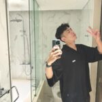 Lee Charles Instagram - 檢查一下後面頭髮會不會太扁 Somerset Maison Asoke