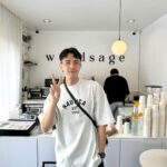 Lee Charles Instagram - 飯店旁邊不小心發現的cafe #woodsage 拿鐵120泰銖 不酸不苦入口絲滑順暢 秒喝爆(奪渴？ 裝潢簡單俐落 白白淨淨 採光明亮 適合拍照打卡發ig 🤣 來曼谷我都用 @joytel_tw 上網 eSIM安裝方便 大家在拔卡換卡插卡 你已經在ig發限動了 真心推推👐🏻 #bkk #bangkok #joytel Woodsage cafe