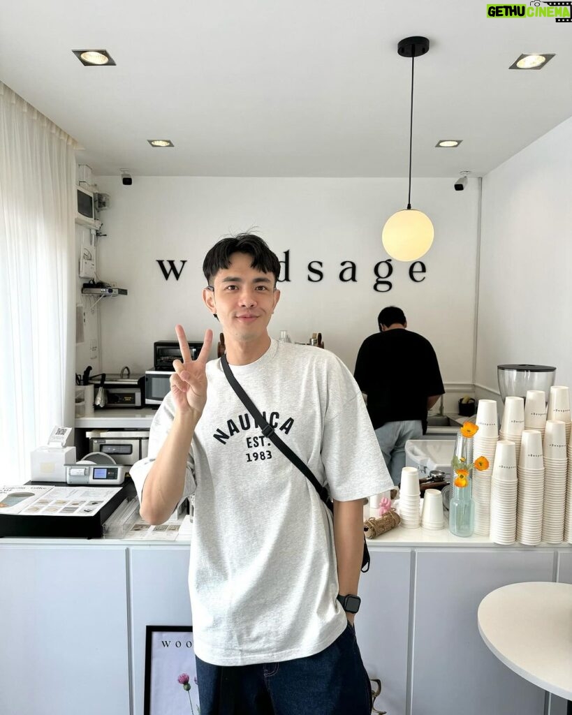 Lee Charles Instagram - 飯店旁邊不小心發現的cafe #woodsage 拿鐵120泰銖 不酸不苦入口絲滑順暢 秒喝爆(奪渴？ 裝潢簡單俐落 白白淨淨 採光明亮 適合拍照打卡發ig 🤣 來曼谷我都用 @joytel_tw 上網 eSIM安裝方便 大家在拔卡換卡插卡 你已經在ig發限動了 真心推推👐🏻 #bkk #bangkok #joytel Woodsage cafe