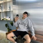 Lee Charles Instagram - 1好無鳥噢 2來張自拍 3瘋狂自拍 4自拍被抓 5覺得尷尬 6拿鐵一杯 7一角鯨魚 8桌子亮晶晶 9menu在這裡 @monodoncoffee 一角鯨咖啡 Monodon Coffee
