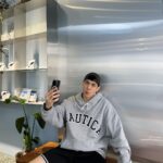 Lee Charles Instagram - 1好無鳥噢 2來張自拍 3瘋狂自拍 4自拍被抓 5覺得尷尬 6拿鐵一杯 7一角鯨魚 8桌子亮晶晶 9menu在這裡 @monodoncoffee 一角鯨咖啡 Monodon Coffee