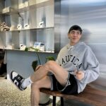 Lee Charles Instagram - 1好無鳥噢 2來張自拍 3瘋狂自拍 4自拍被抓 5覺得尷尬 6拿鐵一杯 7一角鯨魚 8桌子亮晶晶 9menu在這裡 @monodoncoffee 一角鯨咖啡 Monodon Coffee