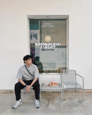 Lee Charles Instagram - ☀️☕️🍩

 @donutdisturb.bangkok 
🫶