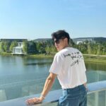 Lee Charles Instagram - 23年末和親愛的家人朋友一起去旅行一起在太空飛行感恩的心感謝有你🤍 #mooyoo 這家咖啡廳位於曼谷郊區 開車約莫一小時 塞車的話就看運氣了 現場無限寬廣 一下車就有心曠神怡的感受 乾淨利落的建築 搭配老天賞的陽光 拍拍照聊聊天 喝喝咖啡喝喝酒 時間一下子就過去 特別感謝金剛旅行社的推薦 包車遊曼谷一整天 吃吃喝喝玩玩睡睡 @kktravelinasia MOO YOO