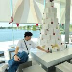 Lee Charles Instagram - 23年末和親愛的家人朋友一起去旅行一起在太空飛行感恩的心感謝有你🤍 #mooyoo 這家咖啡廳位於曼谷郊區 開車約莫一小時 塞車的話就看運氣了 現場無限寬廣 一下車就有心曠神怡的感受 乾淨利落的建築 搭配老天賞的陽光 拍拍照聊聊天 喝喝咖啡喝喝酒 時間一下子就過去 特別感謝金剛旅行社的推薦 包車遊曼谷一整天 吃吃喝喝玩玩睡睡 @kktravelinasia MOO YOO