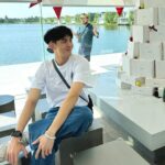 Lee Charles Instagram - 23年末和親愛的家人朋友一起去旅行一起在太空飛行感恩的心感謝有你🤍 #mooyoo 這家咖啡廳位於曼谷郊區 開車約莫一小時 塞車的話就看運氣了 現場無限寬廣 一下車就有心曠神怡的感受 乾淨利落的建築 搭配老天賞的陽光 拍拍照聊聊天 喝喝咖啡喝喝酒 時間一下子就過去 特別感謝金剛旅行社的推薦 包車遊曼谷一整天 吃吃喝喝玩玩睡睡 @kktravelinasia MOO YOO
