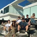 Lee Charles Instagram - 23年末和親愛的家人朋友一起去旅行一起在太空飛行感恩的心感謝有你🤍 #mooyoo 這家咖啡廳位於曼谷郊區 開車約莫一小時 塞車的話就看運氣了 現場無限寬廣 一下車就有心曠神怡的感受 乾淨利落的建築 搭配老天賞的陽光 拍拍照聊聊天 喝喝咖啡喝喝酒 時間一下子就過去 特別感謝金剛旅行社的推薦 包車遊曼谷一整天 吃吃喝喝玩玩睡睡 @kktravelinasia MOO YOO