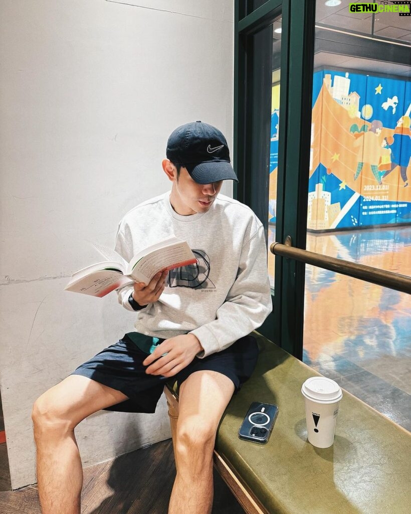 Lee Charles Instagram - 平常沒事我就喜歡閱讀 ？？？ 台北捷運 Metro Taipei