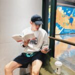 Lee Charles Instagram - 平常沒事我就喜歡閱讀 ？？？ 台北捷運 Metro Taipei