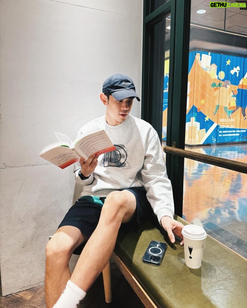 Lee Charles Instagram - 平常沒事我就喜歡閱讀 ？？？ 台北捷運 Metro Taipei