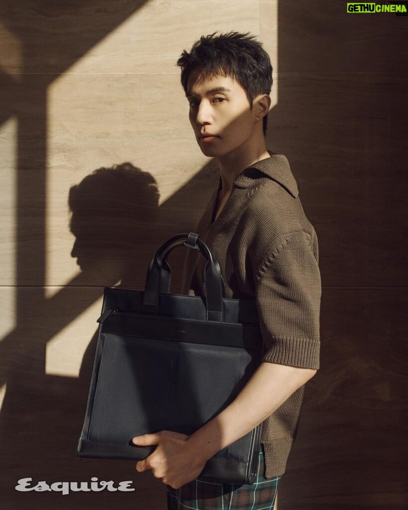 Lee Dong-wook Instagram - - #에스콰이어 #ESQUIREKOREA #쌤소나이트 #Samsonite