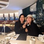 Lee Hyun-yi Instagram - 2023년 연말을 보내며♥️ 모두 바쁜데도 함께 할 수 있었던 소중한 시간🤍 #연말모임#우정#슈퍼모델#메리크리스마스 #디너#커플룩#선물스타그램 #supermodel#dinner#frends 이도청담