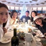 Lee Hyun-yi Instagram - 2023년 연말을 보내며♥️ 모두 바쁜데도 함께 할 수 있었던 소중한 시간🤍 #연말모임#우정#슈퍼모델#메리크리스마스 #디너#커플룩#선물스타그램 #supermodel#dinner#frends 이도청담