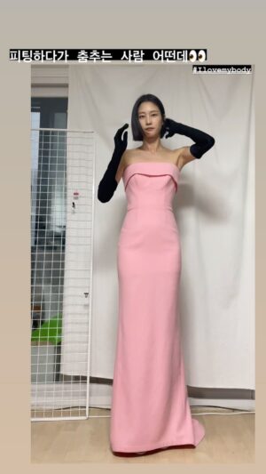 Lee Hyun-yi Instagram - 복면가왕 피팅중에😂
정체가 너무 드러날 것 같아서 탈락한 드레스🥹ㅋㅋ