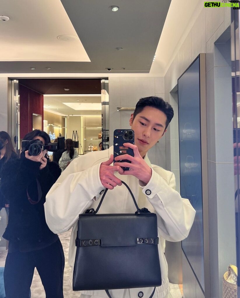 Lee Jae-wook Instagram - 델보 최고🫶🏻🤍 #광고 #델보 #delvaux
