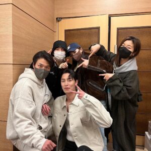 Lee Jae-wook Instagram - 너무 행복했어요..🙇🏻 
감사하고 사랑합니다🖤

환혼즈도 너무 고마워🫶🏻