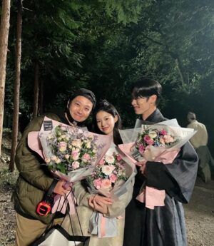 Lee Jae-wook Instagram - 그동안 환혼을 사랑해 주셔서 감사합니다.🙇🏻

정말 긴 시간 욱이로 있었고 너무나 그 시간이 기뻤고, 행복했고, 마음 아팠고, 속상했지만 
그렇지만 저에겐 지금 좋은 기억만 남았습니다. 

저 만큼이나 작품을 사랑해 주시고 
욱이를 사랑해 주셔서 감사합니다.🤍