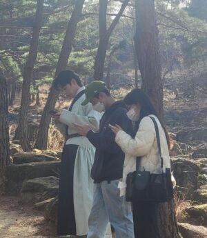 Lee Jae-wook Instagram - 그동안 환혼을 사랑해 주셔서 감사합니다.🙇🏻

정말 긴 시간 욱이로 있었고 너무나 그 시간이 기뻤고, 행복했고, 마음 아팠고, 속상했지만 
그렇지만 저에겐 지금 좋은 기억만 남았습니다. 

저 만큼이나 작품을 사랑해 주시고 
욱이를 사랑해 주셔서 감사합니다.🤍
