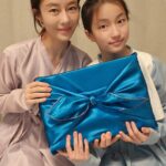 Lee Ji-hyun Instagram - HCCP안전 인증을 받은 설탕이 1도 들어가지 않은 수제 오란다에요😁😁 저희집은 오란다가 도착하지마자 한 박스가 동이났답니다😁😁 그래서 저도 또 주문했어요🤣🤣 엄청 부드럽고 설탕이 들어가지않아 어르신들도 너무 좋아하세요👍👍 작년 추석에도 엄청 인기 많았던 수담수제 오란다❤️ 엄마의 전통성에 딸의 현대성을 더해 옛날 과자의 추억과 요즘 과자의 부드러움을 모두 담은 겉바속촉 "수담수제 오란다" 📌오리지널 강정 •고소한 검은깨가 솔솔 뿌려진 쫀득하고 부드러운 식감 •가장 기본이 되는 맛으로 남녀노소 누구나 부담없이 즐기실 수 있습니다. 📌초코 강정 •초콜릿이 들어있어 달콤하고 부드러운 식감 •선물 뿐 아니라 아이들 간식으로도 최고에요. 📌건포도 땅콩 강정 •건포도와 땅콩이 들어있어 건포도의 쫀득 달콤함과 •땅콩의 고소함을 함께 느낄 수 있습니다. 📌견과 강정 •통아몬드와 아몬드 슬라이스, 땅콩이 들어있어 견과류의 풍미 •맥주나 와인에 잘 어울려 간단한 안주로도 좋습니다. ✅ 설탕을 넣지않아 시간이 지나도 딱딱하지 않아요! ✅ 커피, 차, 우유, 등 어떤 음료와도 잘 어울려요! (오란다를 부셔서 우유에 시리얼처럼 말아먹으면👍 ) ✅ 낱개포장 형식으로 여행, 등산, 골프 등 외부활동시 휴대가 편리 ♦️당일배송이에요 ♦️구매는 프로필에 링크로 들어오세요 #설#구정#선물#오란다