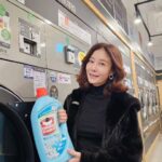 Lee Ji-hyun Instagram - 이건! 쟁긴다! 쟁겨👍👍👍 저는 오미노비앙코만 꾸준히 사용 중인데 이유는 요놈. 만나면 다른건 못 써요. 향기가 향기가 어마무시 호불호 없는 향으로 🌈세탁세제+섬유유연제 올인원 세제로 따로 섬유유연제를 사용하지 않으셔도 되어 🌈세제돈도 절약되고 일석이조V 🌈더운 여름 아이옷, 어른옷 분리해서 빨지마세요. 하루에 다 못빨면 아시죠 쾌쾌한 냄새.. 🌈오미노비앙코 세제로한번에 세탁기 슝~ 진짜 너무너무너무너무 편해요 오미노비앙코 세제 •섬유보호복합기술 ! 고분자 폴리머 섬유로 코팅하여 여러번 세탁시에도 옷감의 색감과 질감은 그대로 유지 •고농축포뮬러로 적은 세제용량으로도 세탁물 세탁가능하여 경제적 효과까지! 보통때 50ml ( 뚜껑이 80ml) . 형광증백제 무첨가, 아이옷도 안심하도 사용할수 있는 유럽인증친환경세제 ∙세계1위 향수 조향사가 만든 상쾌한 향기 14일동안 유지 테스트 완료 (화이트머스크향) .유럽의 각종 안전, 환경, 생산기준 규정을 모두 준수한 제품 🌈세제도 명품으로 이탈리아에서 물건너 온 명품세제 #오미노비앙코 이탈리아 느낌답게 어썸 세제 색깔도 요로코롬 파랄게 이쁜거며, 향기는 고급향수느낌~ 실제로 딥티크, 프라다, 캘빈 향수등을 만든 유명한 조향회사 지보단과 콜라보해서 만든 향이라 넘나 고급진향이에요~ 🌈기생충에서 그러잖아요~ 부잣집애들은 냄새부터 다르다고~~ 향이 정말 예술입니다!! 유난희 쇼호스트가 극찬했던 그 세제! 이탈리아의 국민세제 라벨까지 이탈리아에서다 만들어오는 이탈리아 직수입 완제품!! 자랑할게 너~~~무 많은 제품이에요!!! 🛑구매는 프로필 링크 눌러주세요🛑