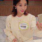 Lee Ji-hyun Instagram - 방송 녹화 들어가면 서너시간은 중간에 쉬는 시간이 없어요😭 헤르페티노 립밤한번 바르고 녹화 들어가면 입술이 촉촉해서 이뻐보이죠~~~😁 녹화 중간에 입술이 바짝바짝 건조해 져서 말할때 불편함이 없지요~~👍 어디 그뿐인가요~?? 헤르페티노 립밤은 X일반적인 립밤이 아닌! 💋구순염, 헤르페스 케어가 가능한 제품이에요 수년간의 과학 연구와개발을 통해 1형 헤르페스 감염증인 구순포진 치료 솔루션은 물론! 💋진화 예방(진행 감소(입술 보호확산 방지까지! 1구순포진이 발생했을 때 (수시로 구순포진이 발생한 환부에 발라주세요) 2일상적인 립 케어를 원할 때 (입술 보습이 필요하다면 데일리로 사용 가능해요) 가려움 완화 및 강력한 피부 진정 효과가 있는 propolis special extract GH 2002성분(유럽 특허 성분) 함유 독일 공식 수입 제품 아몬드오일, 호호바오일을 기반으로 한 풍부한 유중수 에멀젼 -천연 활성성분으로 피부색과 유사하여 컬러 부담 없음 -손상되고 건조한 입술 보호 -유해로운 외부 영향 및 이물질로부터 입술 보호를 위해 지질장벽 형성 *손상된 피부조직을 재생시키고 기능을 촉진시키는 "판테놀 함유" *항균, 항염, 항산화, 면역증강에 좋은 "프로폴리스 함유" *피부자극을 완화하여 피부진정, 보습에 좋은 "비사보롤 함유" *세포막을 유지, 항산화효과로 피부 세포 재생에 도움을 주는 "비타민 E함유" 헤르페티노 립밤은 독일 약국에서도 판매되는 공식 수입 제품으로 입술물집 / 입술틀때 바르는 연고형태의 립밤입니다! 꼼꼼하게 재고 따지셔서 좋은 헤르페티노로 촉촉하고 건강한 입술 만들어요💋 ❤️구매는 아시죠?? 프로필 링크로 오셔요!!!❤️