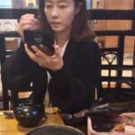 Lee Ji-hyun Instagram - 아무것도 안하고 싶은 날이 있죠? 요즘은 너무 간절해요😱😱😱 아이들이 방학이라 더 여유가 없고 몸도 바쁜거같아요 오늘도 아침에 7시에 2호 일어나서 밥먹이고 8시반에 1호 깨워서 밥먹이고 옷만 대충 입고 나와서 미용학원 갔다가 촬영하러 가야하는데 배는 고프고 메이컵도 해야해서 밥먹으면서 화장했어요ㅋㅋ 이제 촬영 끝나고 얼른 집에가서 저녁해서 아이들 저녁 먹이고 집치우고 숙제 봐주고 붙들고 앉혀서 책 조금이라도 읽히고🙂‍↕️🙂‍↕️ 미용 펌 연습하고 아이들 재우고 내일 먹을 반찬만들어 놓구 자야해요🤣🤣 운동도 해야하고 3호도 이뻐해줘야해요......... 참 오늘 축구도 하죠?? 과연 볼수있을까요?? 저만 이런거 아니쥬~~?? 하루가 어케 지나가는지도 모르겠어요😭😭 정신줄 단단히 붙들어야겠어요😎 어머님들 힘내요!!!! #워킹맘#육아#방학