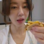 Lee Ji-hyun Instagram - ⭐생명공학연구소 연구원과 대학교수진이 연구에 참여해 만든 프리미엄 비건 숯불직화 떡갈비 인공첨가물 ZERO를 통해 콜레스테롤 0, 트랜스지방 0, GMO 0, 100%식물성 원료만을 사용하였습니다. ⭐제품의 기본적인 설명 ✔ 천연방식으로 참숯에 구워 씹을수록 느껴지는 고소함! ✔ 영양과 식감을 더하는 Begreen 만의 시그니처 재료 상황버섯! ✔ 식물성 육즙이 팡팡 터지는 기대 이상의 풍미를 느껴요! ✔ 인공첨가물 Zero를 통해 안심하고 즐기는 떡갈비! ⭐ 항산화와 면역에 탁월한 상황버섯가루! ✔ 상황버섯가루를 양파, 마늘, 대파 등 다양한 채소와 배합! ✔ 꽉찬 영양과 촉촉한 식감 두마리 토끼! ✔ 베타글루칸 성분이 풍부하여 면역력 증진에 효과적! ✔ 항산화 작용을 통해 암세포 증식, 전이 억제 및 피부노화 방지! ✔ 간세포를 보호하여 해독작용을 활성화! ✔ 혈전용해 및 혈관확장으로 심혈관 질환 예방!" 스윗홈에서 파격적인 가격으로 데려왔어요😁 놓치지 마셔요~~❤️ 떡갈비 6봉: 44900원 / 10봉: 66900원 1봉에 2장씩 들어있어요~소스포함 오직 스윗홈에서 70%할인된 가격에 만나세요~😁 🥦구매는 프로필 링크로 오셔요🥦