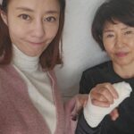 Lee Ji-hyun Instagram - 안녕하세요. 오랜만에 이지현의 스윗홈 공구를 가지고 돌아왔습니다~~! 사실 공구를 하면서, 너무 다양한 좋은 제품들이 많은데 심혈을 기울이고 깐깐하게 재고 따지고 써보고 먹어 보니 시간이 쪼~~~끔 더 오래걸렸어요~~!! 2024년 스윗홈 첫 공구 제품은 사대부곳간의 비건떡갈비에요 콩으로 만든 떡갈비👏👏👏👏 요 비건떡갈비 할 말 정말 많지요~~그건 아래에서 해드릴게요^^ 애들 방학에 먹일것이 없다고, 사대부 언제하냐고 DM이 많이 와서 미리 오픈합니당! 그 심정 제가 누구보다 잘 알거든요.. 뒤돌아서면 밥해야되여.ㅠㅜ 방학이면 하루 세끼가 아니라 간식까지 열끼는 먹이는거 같아요!!!! 🌈저는 오늘 엄마가 손을 다치셔서 비건떡갈비 들고가서 해드리고 왔어요~ 저희 이모는 유방함 수술 후 식단에 엄청 깐깐하신데 콩고기라며 너무 좋아하세요!!!🌈 ⭐️생명공학연구소 연구원과 대학교수진이 연구에 참여해 만든 프리미엄 비건떡갈비!!! 🥩고기가 들어가지 않은 콩고기입니다!! 바로 우리가 찾던 건강식 고기죠!!!!! 인공첨가물 ZERO를 통해 콜레스테롤 0, 트랜스지방 0, GMO 0, 100%식물성 원료만 을 사용하였습니다. ⭐제품의 기본적인 설명 ✔ 천연방식으로 참숯에 구워 씹을수록 느껴지는 고소함! ✔ 영양과 식감을 더하는 Begreen 만의 시그니처 재료 상황버섯! ✔ 식물성 육즙이 팡팡 터지는 기대 이상의 풍미를 느껴요! ✔ 인공첨가물 Zero를 통해 안심하고 즐기는 떡갈비! ⭐ 항산화와 면역에 탁월한 상황버섯가루! ✔ 상황버섯가루를 양파, 마늘, 대파 등 다양한 채소와 배합! ✔ 꽉찬 영양과 촉촉한 식감 두마리 토끼! ✔ 베타글루칸 성분이 풍부하여 면역력 증진에 효과적! ✔ 항산화 작용을 통해 암세포 증식, 전이 억제 및 피부노화 방지! ✔  간세포를 보호하여 해독작용을 활성화! ✔ 혈전용해 및 혈관확장으로 심혈관 질환 예방!" 떡갈비 6봉: 44900원 / 10봉: 66900원 1봉에 2장씩 들어있어요~ 오직 스윗홈에서 70%할인된 가격에 만나세요~😁 겨울방학 요 비건떡갈비는 그냥 구워 먹어도 맛있구요 온가족 건강하고 맛있게 드실 수 있는 레시피는 내일 피드에 올려드릴게요~^^ #비건떡갈비 #비건 #Begreen떡갈비 #상황버섯가루 #비건떡갈비#레시피 #숯불직화 #인공첨가물zero #주부그램 #간편식 #간단반찬 🍬구매는 프로필 링크에 있어요🍬