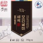 Lee Ji-hyun Instagram - 작년 추석때 저희 부모님이 제일 좋아하셨던 한국무형문화유산 명인 1호 강병욱의 손을 거쳐 명인만의 특허기술로 직접 한 마리 한 마리 정성스럽게 섭간(*섭간: 아가미에 천일염을 넣어 염장하는 서해안의 전통 염장 방식) 새싹보리굴비&찐굴비 우리 이왕 선물할거 좋은거 해드려야죠😁 새싹 보리굴비란? ⤷ 굴비의 고장 영광 법성포에서 3년간 간수를 뺀 국내산 천일염과 새싹보리분말로 섭간하여 반건조한 명품 굴비 짜지 않으며 비린 맛은 덜한 담백한 굴비의 참맛을 느끼실 수 있습니다. Check Point  인산염 無첨가, 글레이징 無 해산물의 신선도를 인위적으로 높이기 위해 방부제 역할을 하는 인산염을 첨가하지 않았습니다. 건강한 원료 그대로 글레이징을 하지 않은 정직한 굴비입니다.  HACCP 인증 시설에서 제조 위해요소 중점관리 시스템의 까다로운 인증 절차를 통과하여 청결함과 섬세함으로 준비했습니다. ➣ 새싹보리 반건조 굴비의 생산 과정 1. 여러 단계를 거쳐 깨끗하게 세척 2. 새싹보리 분말과 천일염을 조합 비린내는 제거하고 보다 깊은 풍미와 맛을 더하기 위해 새싹보리 분말과 국내산 천일염을 알맞은 비율로 조합해 침장 재료를 준비 3. 명인의 특허기술로 정성스럽게 섭간 한국무형문화유산 명인 1호 강병욱의 손을 거쳐 명인만의 특허기술로 직접 한 마리 한 마리 정성스럽게 섭간(*섭간: 아가미에 천일염을 넣어 염장하는 서해안의 전통 염장 방식) 4. 강병욱 명인만의 특별한 건조 시간 한국무형문화유산 굴비 침장 명인 1호 강병욱의 노하우를 담은 건조시간을 거쳐 비린맛은 덜하고 담백한 맛은 깊어진 새싹보리굴비가 탄생 5. 한 마리씩 개별 진공포장 후 급속 냉동 새싹보리 반건조 굴비 옵션 ① 새싹보리굴비 5미 선물세트 구성 :　250g 이상 × 5미, 선물박스, 보자기, 아이스팩, 보냉팩, 아이스박스 ② 새싹보리굴비 10미 선물세트 구성 : 250g 이상 × 10미, 선물박스, 보자시, 아이스팩, 보냉팩, 아이스박스 ♦️당일배송이에요 ♦️구매는 프로필에 링크로 들어오세요 #설#구정#선물#새싹보리굴비#찐굴비