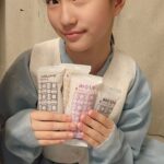 Lee Ji-hyun Instagram - HCCP안전 인증을 받은 설탕이 1도 들어가지 않은 수제 오란다에요😁😁 저희집은 오란다가 도착하지마자 한 박스가 동이났답니다😁😁 그래서 저도 또 주문했어요🤣🤣 엄청 부드럽고 설탕이 들어가지않아 어르신들도 너무 좋아하세요👍👍 작년 추석에도 엄청 인기 많았던 수담수제 오란다❤️ 엄마의 전통성에 딸의 현대성을 더해 옛날 과자의 추억과 요즘 과자의 부드러움을 모두 담은 겉바속촉 "수담수제 오란다" 📌오리지널 강정 •고소한 검은깨가 솔솔 뿌려진 쫀득하고 부드러운 식감 •가장 기본이 되는 맛으로 남녀노소 누구나 부담없이 즐기실 수 있습니다. 📌초코 강정 •초콜릿이 들어있어 달콤하고 부드러운 식감 •선물 뿐 아니라 아이들 간식으로도 최고에요. 📌건포도 땅콩 강정 •건포도와 땅콩이 들어있어 건포도의 쫀득 달콤함과 •땅콩의 고소함을 함께 느낄 수 있습니다. 📌견과 강정 •통아몬드와 아몬드 슬라이스, 땅콩이 들어있어 견과류의 풍미 •맥주나 와인에 잘 어울려 간단한 안주로도 좋습니다. ✅ 설탕을 넣지않아 시간이 지나도 딱딱하지 않아요! ✅ 커피, 차, 우유, 등 어떤 음료와도 잘 어울려요! (오란다를 부셔서 우유에 시리얼처럼 말아먹으면👍 ) ✅ 낱개포장 형식으로 여행, 등산, 골프 등 외부활동시 휴대가 편리 ♦️당일배송이에요 ♦️구매는 프로필에 링크로 들어오세요 #설#구정#선물#오란다