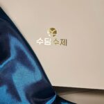 Lee Ji-hyun Instagram - HCCP안전 인증을 받은 설탕이 1도 들어가지 않은 수제 오란다에요😁😁 저희집은 오란다가 도착하지마자 한 박스가 동이났답니다😁😁 그래서 저도 또 주문했어요🤣🤣 엄청 부드럽고 설탕이 들어가지않아 어르신들도 너무 좋아하세요👍👍 작년 추석에도 엄청 인기 많았던 수담수제 오란다❤️ 엄마의 전통성에 딸의 현대성을 더해 옛날 과자의 추억과 요즘 과자의 부드러움을 모두 담은 겉바속촉 "수담수제 오란다" 📌오리지널 강정 •고소한 검은깨가 솔솔 뿌려진 쫀득하고 부드러운 식감 •가장 기본이 되는 맛으로 남녀노소 누구나 부담없이 즐기실 수 있습니다. 📌초코 강정 •초콜릿이 들어있어 달콤하고 부드러운 식감 •선물 뿐 아니라 아이들 간식으로도 최고에요. 📌건포도 땅콩 강정 •건포도와 땅콩이 들어있어 건포도의 쫀득 달콤함과 •땅콩의 고소함을 함께 느낄 수 있습니다. 📌견과 강정 •통아몬드와 아몬드 슬라이스, 땅콩이 들어있어 견과류의 풍미 •맥주나 와인에 잘 어울려 간단한 안주로도 좋습니다. ✅ 설탕을 넣지않아 시간이 지나도 딱딱하지 않아요! ✅ 커피, 차, 우유, 등 어떤 음료와도 잘 어울려요! (오란다를 부셔서 우유에 시리얼처럼 말아먹으면👍 ) ✅ 낱개포장 형식으로 여행, 등산, 골프 등 외부활동시 휴대가 편리 ♦️당일배송이에요 ♦️구매는 프로필에 링크로 들어오세요 #설#구정#선물#오란다