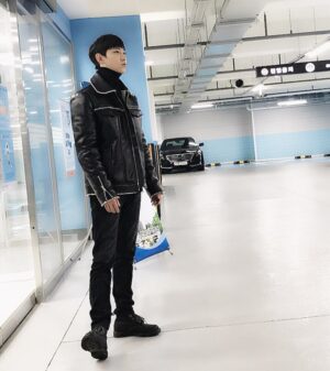 Lee Jung-hyuk Instagram - 옷과 머리가 바뀌어 돌아옴.