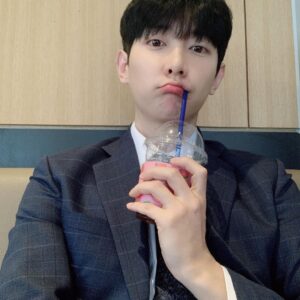 Lee Jung-hyuk Instagram - 너무너무 오랜만이다!!
다들 건강하실꺼라 믿어유!!