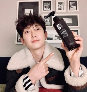 Lee Jung-hyuk Instagram - 벌써 거의 8년째 함께 하고있는 매니져형이( @___________silver ) 처음으로 선물을 줬다
근데 자꾸 서울대에서 만들었다는둥 이걸로 감으면 머리가 안빠진다는둥 얘기를 하는거 보면 아마도 그냥 선물은 아닌거같다.

이런걸 원한듯하다...
#약콩 #서울대에서만든샴푸 #이걸로감으면머리안빠져요샴푸