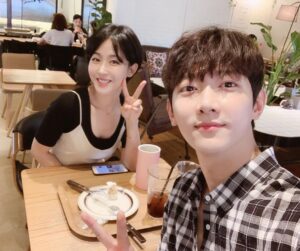 Lee Jung-hyuk Instagram - 인터뷰!!
오랜만에 대면 인터뷰라 긴장했는데..
같이 긴장해준 지윤누나에게 감사를..
#연극프라이드 #실비아 #올리버