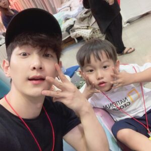 Lee Jung-hyuk Instagram - 이렇게 하면 고양이라고 했다.. 지금도 삼촌 보고싶다고 울고 있다는데.. #사랑해 노엘아!!!!!!!!!!