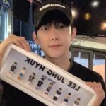 Lee Jung-hyuk Instagram - 나도 몰랐다...내가 10년이나 했다는걸.. 이게 갑자기 뭐지??하고 있었는데..그래서 준거였구나... 잊지않고 챙겨준 VER❤️ 진짜 너무 고맙고 사랑한다. 지치지않고 응원해준 가족들 그리고 너희를 생각해서라도 약속했던 좋은사람,좋은배우 되도록 더 더 열심히 할께!! 오랜 시간 함께해준 동훈이형,은성이형을 비롯한 회사 식구들 한테도 너무 고맙습니다! 모두에게 앞으로 늙어 죽을때까지 배우로서 보답하겠습니다!!