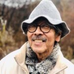 Lee Oi-soo Instagram - 코로나19 때문에 잠정적으로 휴관중인 감성마을 이외수 문학관. 관람객들의 발길이 끊어진 상태에서 새봄을 기다리고 있습니다. 오늘도 다소 냉랭한 꽃샘바람. 몽요담에는 며칠 전 방류한 산천어들이 한가롭게 헤엄쳐 다니고 있습니다. 수달들에게는 문자 그대로 황금어장. 해가 지면 어김없이 몰려와 파티를 벌이겠지요. 저는 모월공방 물레 하나를 차지하고 막걸리사발이나 열심히 만들겠습니다. 존버교를 창시하면 교인이 되시겠다는 분들이 많아서 정말 구체적으로 한번 실현해 볼까 궁리중입니다. 혼자 존나게 버티는 것보다 함께 존나게 버티는 것이 더 효과적이지 않을까요. 신도가 되실 분 댓글 바랍니다. (사진은 교주가 될 준비를 하고 있는 이외수의 거지패션).