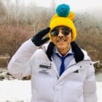 Lee Oi-soo Instagram - 대한민국의 헌법 제 1조에 의하면, 대한민국은 민주공화국입니다. 민주라는 말은 주요한 권리가 국민에게 있다는 뜻입니다. 적어도 이 사실을 모르는 정치인들이나 법조인들이나 언론인들은 전무하겠지요. 하지만 대한민국에서 75년이라는 세월을 사는 동안 저는 '정말 주요한 권리가 국민에게 있습니까' 라고 물어 보고 싶을 때가 많았습니다. 제가 겪어온 대한민국. 한편으로는 눈물겹도록 거룩하고 아름답고 평화롭고 살기 좋은 나라지요. 세계 어느 나라 어느 국민도 흉내낼 수 없는 깊이를 간직한 문화와 역사와 국민을 보유하고 있는 나라이기도 합니다. 그러나 다른 한편으로는 지겹고 역겹고 무식하고 철면피한 새퀴들도 많아서 성질대로 한다면 아예 욕설을 이마빡에 문신으로 새기고 다니고 싶을 정도이기도 합니다. 제 경험에 의하면 대한민국은 진정한 민주공화국이 아닐 때가 더 많았는지도 모릅니다. 한때는 무지막지한 독재자들이 주요한 권리를 좌지우지하던 시대도 있었습니다. 또 한때는 흉악무도한 도둑놈이나 사기꾼들이 주요한 권리를 움켜쥐고 사리사욕을 채우기에 급급했던 시대도 있었습니다. 어떤 시대에는 대통령이라는 인물이 저급한 수준의 무속인에게 영혼을 저당잡혀 국정농단으로 국가의 기능이 완전히 마비된 적도 있었지요. 심지어는 고위직에 앉아있던 어떤 작자는 나라의 주인이라는 국민을 노골적으로 개돼지라고 표현한 적까지 있습니다. 그 시절 부정부패를 일삼던 주역들이 아직도 정치 일선에서 막강한 권력을 휘두르고 있습니다. 대한민국은 참으로 자비롭고 참으로 바보같은 국민들이 살고 있는 나라일지도 모릅니다. 거룩한 촛불로 대통령을 2명씩이나 감옥으로 보낸 역사를 가지고 있는데도 여전히 토착왜구 무리들이나 친일적폐 세력들의 생떼와 행패가 그치지 않고 있는 실정입니다. 어떤 외신 기자는 대한민국 국민의 취미이자 특기가 국난극복이라고 경탄조의 기사를 쓴 적도 있습니다. 세계에서 위기대처능력이 가장 뛰어난 국민이라고 탄복한 외신 기자도 있습니다. 날마다 위기요 달마다 국난인 나라. 하지만 그리 많은 시간이 경과되지 않았는데도 어느새 안정을 되찾곤 합니다. 면밀히 따지면 대한민국이 현재 세계적으로 우수하다고 평가될 만한 점들이 엄청나게 많은데도 유독 대한민국의 보수 언론들과 보수 정치인들만 자국의 현실을 왜곡해서 표현하거나 비하시켜 표현하기에 바쁩니다. 작태들만으로는 도저히 대한민국 국민이라는 믿음이 생기지 않는 사람들입니다. 마치 다른 우주에서 몰래 잠입해서 살고 있다가 본색을 드러내는 외계인들 같습니다. 언론은 이미 언론으로서의 사명과 기능을 시궁창에 내던져 버린 지 오래지요. 정론직필은 개뿔, 기본도 원칙도 지키지 않습니다. 베껴쓰기, 조작하기, 팩트무시가 생활화되어 있습니다. 멸종될 날이 얼마 남지 않았다는 뜻이겠지요. 쓰고 보니 너무 길어졌네요. 요즘은 긴 글 거의 읽지 않는 추세지요. 저도 익히 알고 있습니다. 두 음절로 축약하겠습니다. 써글.