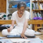 Lee Oi-soo Instagram - 안녕하세요. 큰아들 한얼입니다. 여러분들이 구매해주셨던 달력의 수익금 중 일부를 어제 초록우산 어린이재단에 기부하였습니다. 금액이 많진 않지만 환아 아동들을 위해 써주기를 바라는 마음을 담아 전달하였습니다. 아버지께서는 지난 2009년부터 작년 2019년까지 해마다 초록우산 어린이 재단에 본인의 선화 작품을 기부해왔습니다. 작품은 천만원에서 이천만원 사이로 경매에 낙찰 되어 도움이 필요한 곳에 쓰였다고 합니다. 아쉽게도 올해는 코로나로 인해 경매 행사가 취소 되었다고 하네요. 그래서 이렇게 달력 수익금으로 대신하여 뜻을 이어가게 되었습니다. 코로나로 인해 어려운 여건임에도 치료비에 보태라고 십시일반 도움의 손길을 주신 여러분들께 너무나 감사 드립니다. 정말 귀한 돈이란 사실 잘 알고 있습니다. 아픈 아버지를 모시다 보니, 주변의 아픈 사람들을 그냥 지나칠 수 없어 이렇게 수익 일부를 기부하게 되었습니다. 사전에 알리지 못하여 죄송스러운 마음입니다. 앞으로도 아버지 굿즈를 계속 만들어갈 예정입니다. 그리고 수익금의 일부는 이렇게 주변에 나누고자 합니다. 마음을 보내주신 여러분들께 다시 한 번 진심으로 감사드립니다. 더불어 선뜻 기부를 함께 해주신 제작사 도큐멘토에도 감사의 마음을 전합니다. 달력은 내년 한해에도 작가 이외수와 함께해 달라는 의미로 한정판으로 제작하게 되었으며, 모두 아버지의 치료비로 쓰일 예정입니다. 구매를 원하시는 분들은 www.leeoisoo.com 또는 www.documentor.kr 을 이용해 주시면 감사하겠습니다. 참, 카카오톡 선물하기에도 등록 되어 간편하게 카톡 선물도 가능하시니 참고하세요. 더불어 연말 선물이 고민 되시는 분들은 도큐멘토 홈페이지에 한 번 들러 보세요. 예쁜 디자인의 굿즈들이 많이 있답니다^^ 혹시 초록우산 어린이재단에 직접 후원하고 싶으신 분들은 아래 홈페이지를 방문해 주시면 감사하겠습니다. www.childfund.or.kr 그럼 따뜻한 연말 보내시길 바라며, 조만간 아버지 근황 소식 또 올리도록 하겠습니다. 기도해주시고 응원해 주시는 여러분들께 다시 한 번 깊은 감사의 인사 올립니다. 감사합니다.