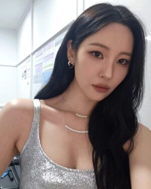 Lee Sun-mi Instagram - Red or Silver?