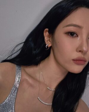 Lee Sun-mi Instagram - Red or Silver?