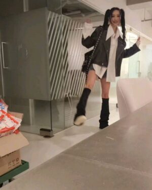 Lee Sun-mi Instagram - 🤟😛🤟