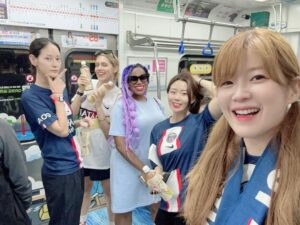 Lee Yeong-jin Instagram - 품절대란으로 아쉬운대로 메시였지만,
먼저간 일행부터 인터뷰까지 해내고 온 마지막 일행까지. 
한 명도 빠짐없이 웃으며 폭염과 싸운 전우들. 
💙